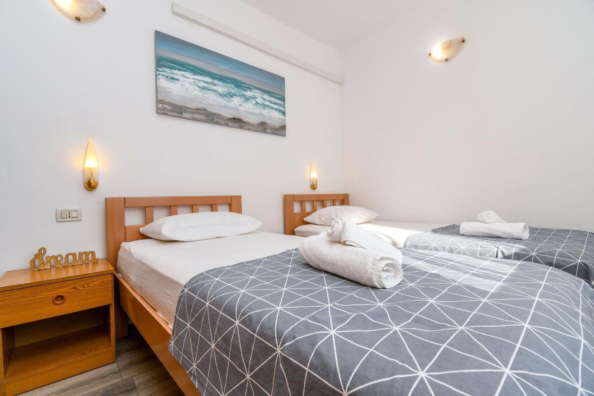 Apartment Mara Трогир Екстериор снимка